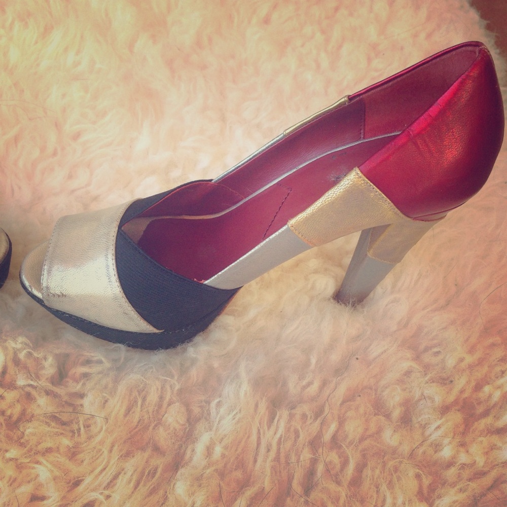 Multi color pumps